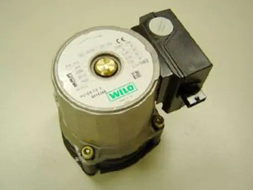 Pumpe von Wilo mit einem elektrischen Anschluss und einer runden Gehäuseform, platziert auf einem neutralen Untergrund.